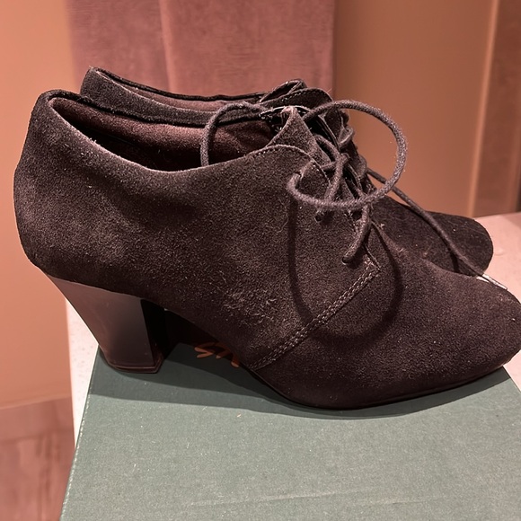 CLARKS Black suede lace up heeled shoes, size US7.5 - Picture 2 of 4